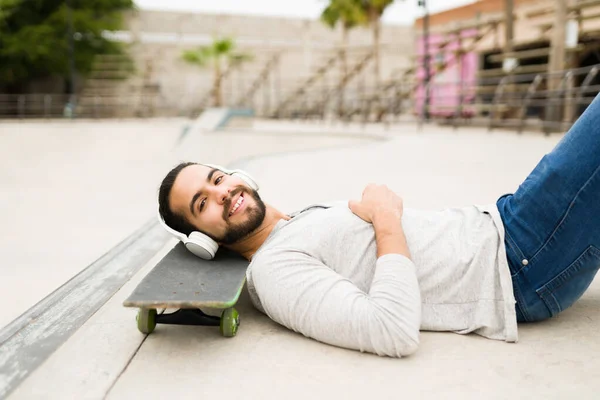 Portrait Jeune Homme Souriant Joyeux Tout Relaxant Après Skateboard Parc — Photo