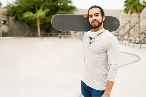 Confident Man Doing Tricks Skateboard Young Man Looking Camera While — Stock Photo, Image
