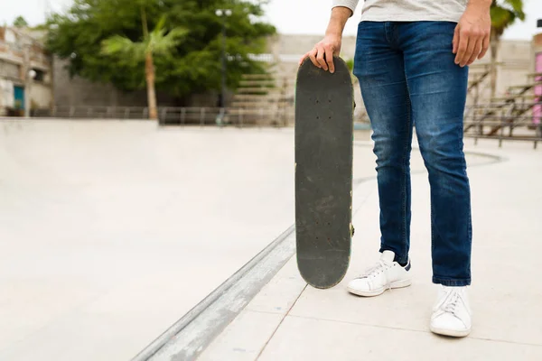 Active Man His 20S Holding Skateboard Ready Some Tricks Skatepark — Stock Photo, Image