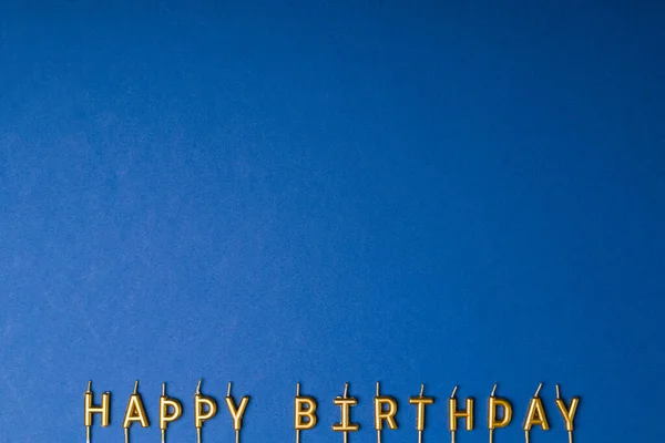 Top View Gold Happy Birthday Candles Cake Niebieskim Tle Miejsca — Zdjęcie stockowe