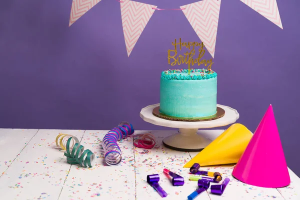 Festeggiamo Una Festa Compleanno Tavolo Bianco Con Una Deliziosa Torta — Foto Stock