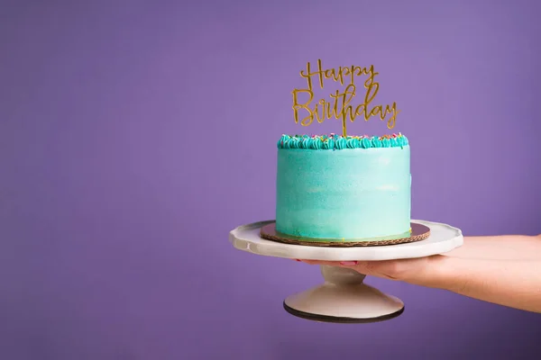 Mano Della Donna Che Tiene Una Torta Con Segno Buon — Foto Stock