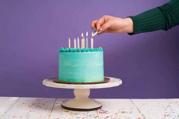 Primer Plano Una Joven Encendiendo Velas Delicioso Pastel Para Celebrar — Foto de Stock