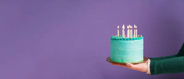 Panorámica Una Mujer Que Trae Delicioso Pastel Con Velas Para — Foto de Stock