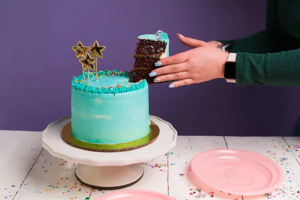 Servire Deliziose Torte Giovane Donna Che Taglia Sua Torta Cioccolato — Foto Stock