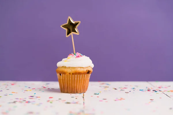 Gustoso Cupcake Con Glassa Zucchero Con Una Stella Oro Tavolo — Foto Stock