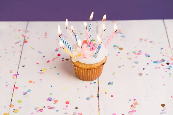 Desiderio Compleanno Angolo Alto Delizioso Cupcake Con Candele Compleanno Accese — Foto Stock