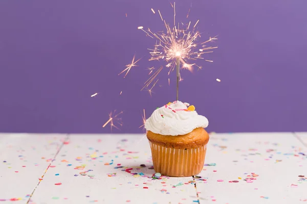 Lad Fejre Det Velsmagende Cupcake Med Drys Tændt Stjernekaster Til - Stock-foto