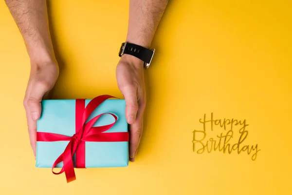 Deseamos Feliz Cumpleaños Joven Dando Hermoso Regalo Mientras Celebra Una — Foto de Stock