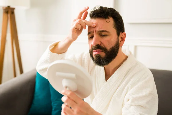 Stresszes Fiatalember Úgy Érzi Aggódik Miközben Ráncait Tökéletlenségek Bőrön — Stock Fotó