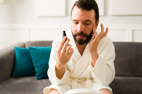 Removing Dark Circles Handsome Young Man Using Serum Prevent Dark — Stock Photo, Image