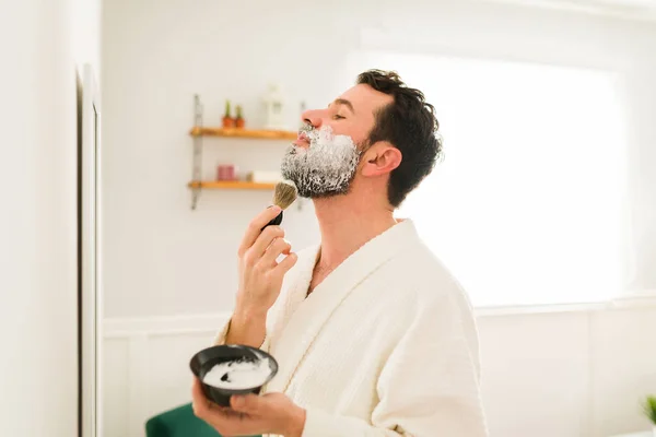 Vue Latérale Homme Barbu Regardant Dans Miroir Mettant Crème Raser — Photo