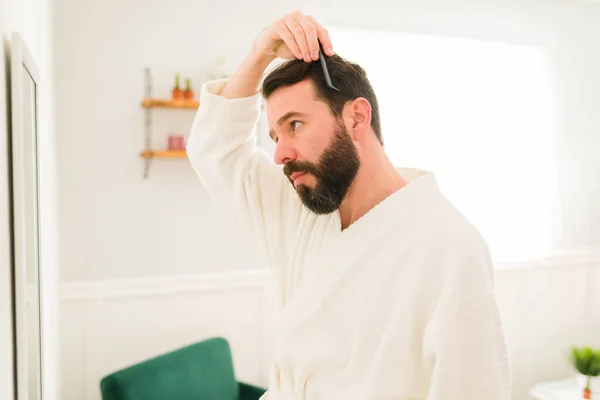 Przygotowuję Się Wyjścia Atrakcyjny Mężczyzna Trzydziestce Czesający Włosy Kąpieli Domu — Zdjęcie stockowe