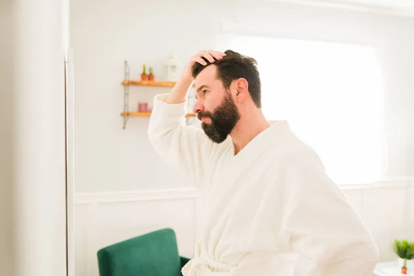 Хвилююся Випадання Волосся Наголосив Своїйіспаномовній Людині Дивлячись Дзеркало Відступ Волосся — стокове фото