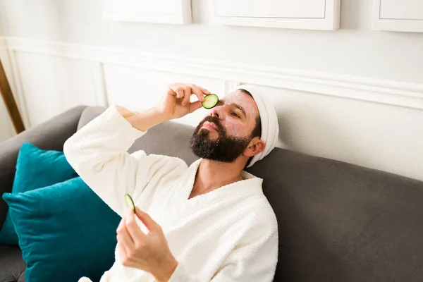 Hidratando Piel Hombre Latino Saludable Poniendo Rodajas Pepinos Sus Ojos — Foto de Stock