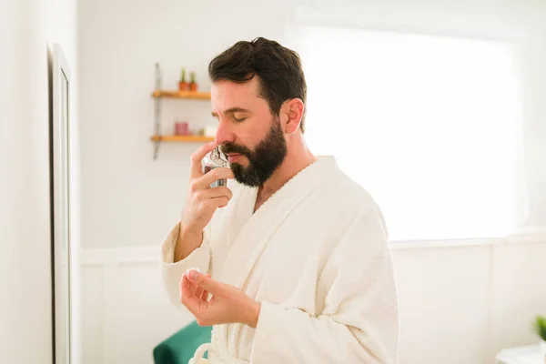 我喜欢这种香味 迷人的30多岁的男人在洗澡和外出后用香喷喷 — 图库照片