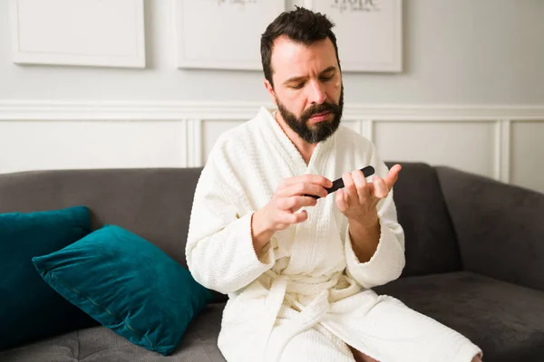 Hombre Hispano Relajado Usando Una Bata Blanca Que Limpie Las —  Fotos de Stock