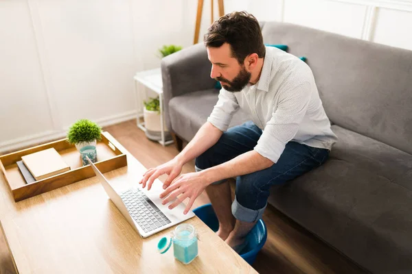 Tratamento Spa Relaxante Enquanto Trabalha Casa Homem Adulto Digitando Laptop — Fotografia de Stock