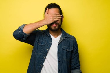 İzleyemem. İspanyol adam gözlerini kapadı ve bir sürpriz bekliyor.