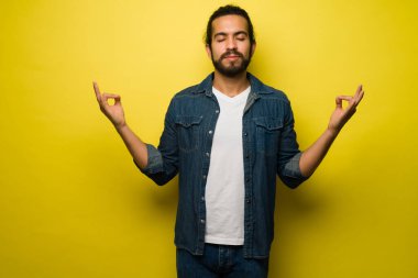 Rahatlamaya ihtiyacım var. Sağlıklı genç adam dinleniyor ve kafasını boşaltmak ve sakinleşmek için meditasyon yapıyor. 