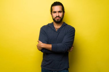 Sorunları yüzünden üzgün görünen, kollarını kavuşturmuş bir İspanyol 'un portresi.