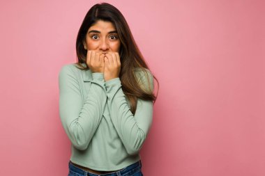 Ben çok korkuyorum. Korkmuş ve gergin hissederken tırnaklarını yiyen endişeli İspanyol kadın.