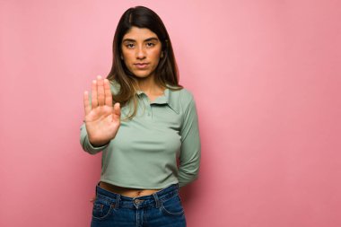 Kızgın genç bir kadın elini kaldırıyor ve sorunlara son vermek istiyor.