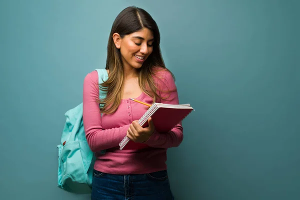 上课前记笔记 聪明的拉丁裔学生 背着背包完成大学作业 — 图库照片