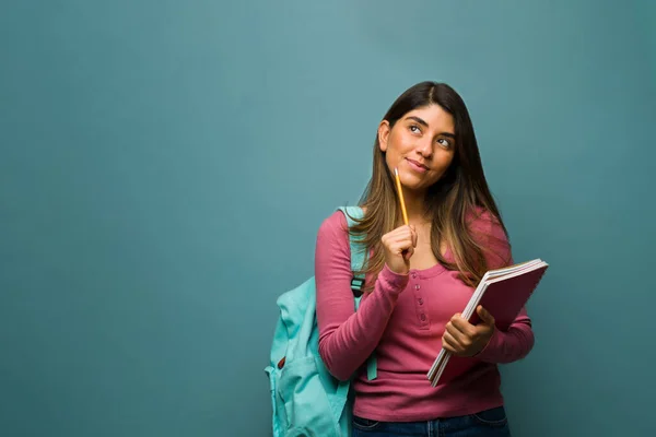 Une Jeune Femme Réfléchie Étudiante Hispanique Dans Vingtaine Réfléchissant Nouvelles — Photo