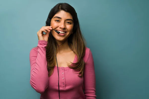 Representante Servicio Cliente Mujer Latina Feliz Usando Auricular Trabajando Centro — Foto de Stock