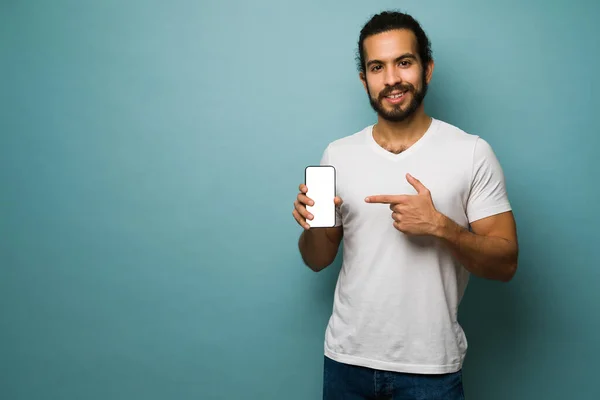 Retrato Homem Latino Atraente Mostrando Apontando Para Sua Tela Smartphone — Fotografia de Stock