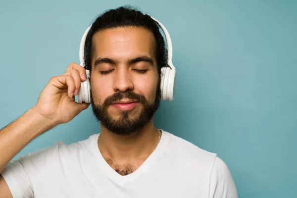 Jeune Homme Détendu Utilisant Des Écouteurs Sans Fil Blancs Écoutant — Photo