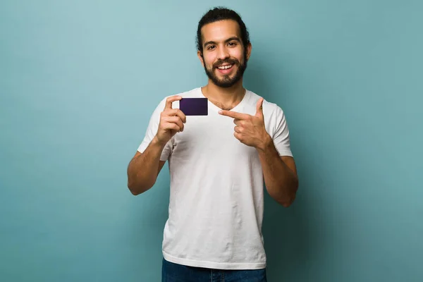 Tenho Novo Cartão Crédito Jovem Alegre Apontando Para Seu Cartão — Fotografia de Stock