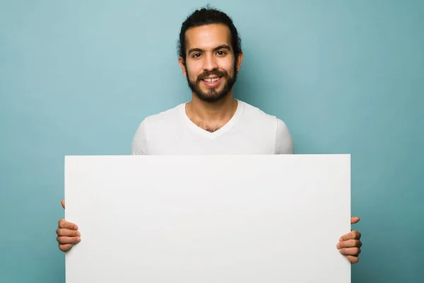 Retrato Estudio Hombre Hispano Sonriendo Haciendo Contacto Visual Mientras Muestra — Foto de Stock