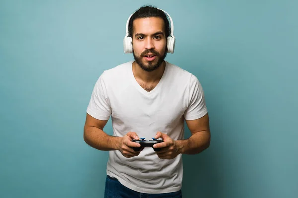Homem Focado Seus Anos Usando Fones Ouvido Gamepad Enquanto Joga — Fotografia de Stock