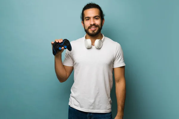 Adoro Jogos Bonito Homem Anos Mostrando Seu Novo Controlador Gamepad — Fotografia de Stock