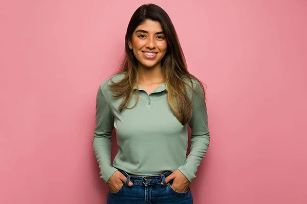 Retrato Uma Mulher Bonita Confiante Sorrindo Colocando Mãos Seus Bolsos — Fotografia de Stock