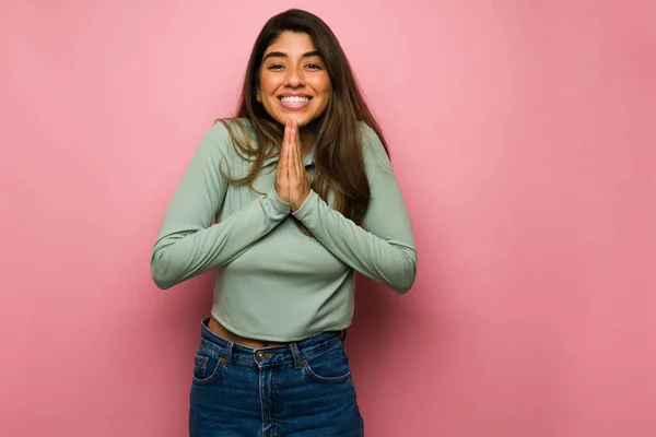 Preciso Grande Favor Sorrindo Jovem Mulher Dizendo Por Favor Enquanto — Fotografia de Stock