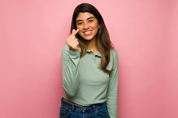 Mulher Latina Sorridente Mostrando Pouco Coração Com Dedos Mulher Atraente — Fotografia de Stock