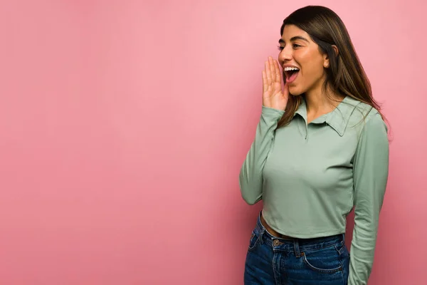 Have Big Announcement Excited Latin Woman Shouting Screaming While Giving — Stock Photo, Image