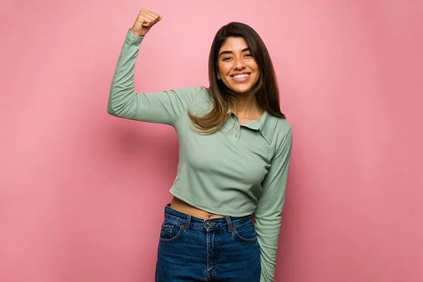 Женская Сила Счастливая Женщина Делающая Бицепс Ощущающая Мощь Перед Розовым — стоковое фото