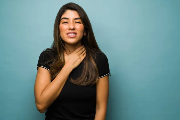 Portret Van Een Zieke Spaanse Vrouw Die Pijn Voelt Keelpijn — Stockfoto