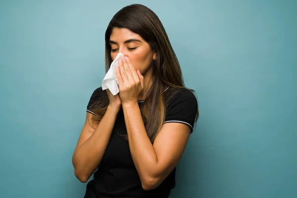 Goteo Nasal Mujer Hispana Enferma Sonándose Nariz Con Pañuelo Sufriendo —  Fotos de Stock