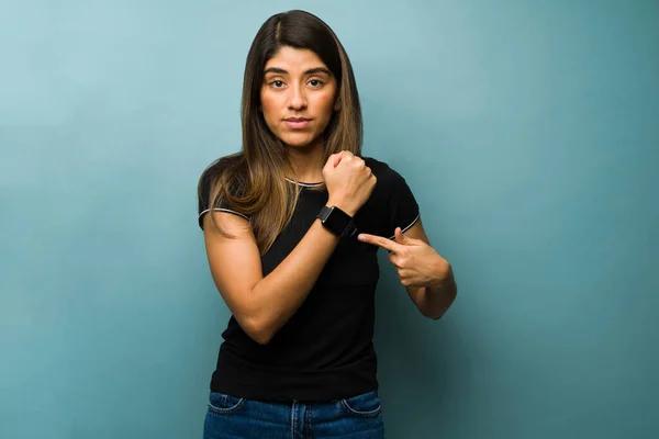 Olha Para Horas Mulher Hispânica Irritada Apontando Para Seu Relógio — Fotografia de Stock