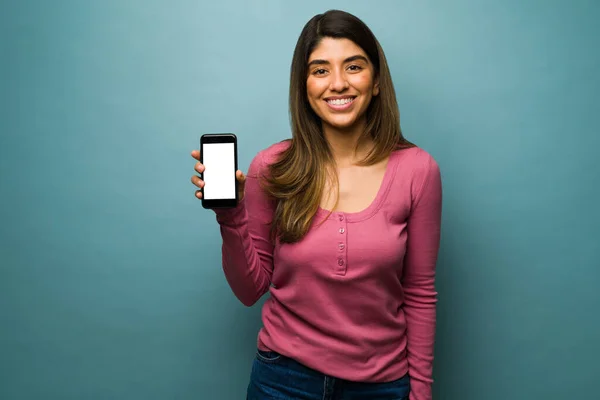 Retrato Uma Jovem Linda Mostrando Sua Tela Smartphone Mensagens Texto — Fotografia de Stock