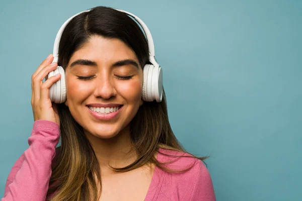 Mujer Joven Relajada Usando Auriculares Inalámbricos Blancos Escuchando Música Relajante —  Fotos de Stock