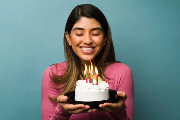 Vidám Kezében Egy Tortát Miközben Becsukja Szemét Egy Születésnapi Kívánságot — Stock Fotó