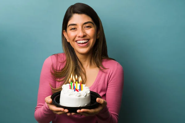 Feliz Cumpleaños Emocionado Hermosa Mujer Sosteniendo Delicioso Pastel Sonriendo Mientras —  Fotos de Stock