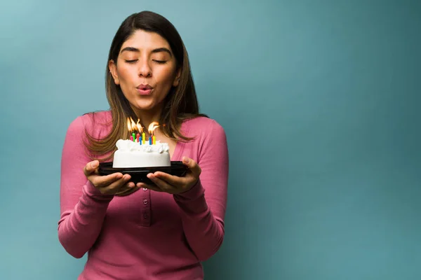 Spegnere Candele Compleanno Attraente Giovane Donna Che Esprime Desiderio Mentre — Foto Stock