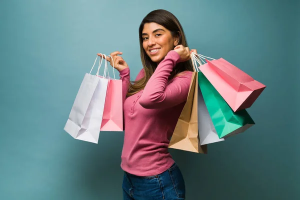 Glückliche Junge Frau Die Sich Beim Einkaufen Einkaufszentrum Vor Blauem — Stockfoto